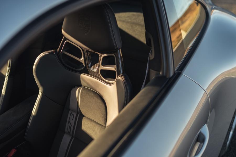 Интерьер Porsche 911 GT3 (991) 2017 года  (UK) (фото 20 из 42)